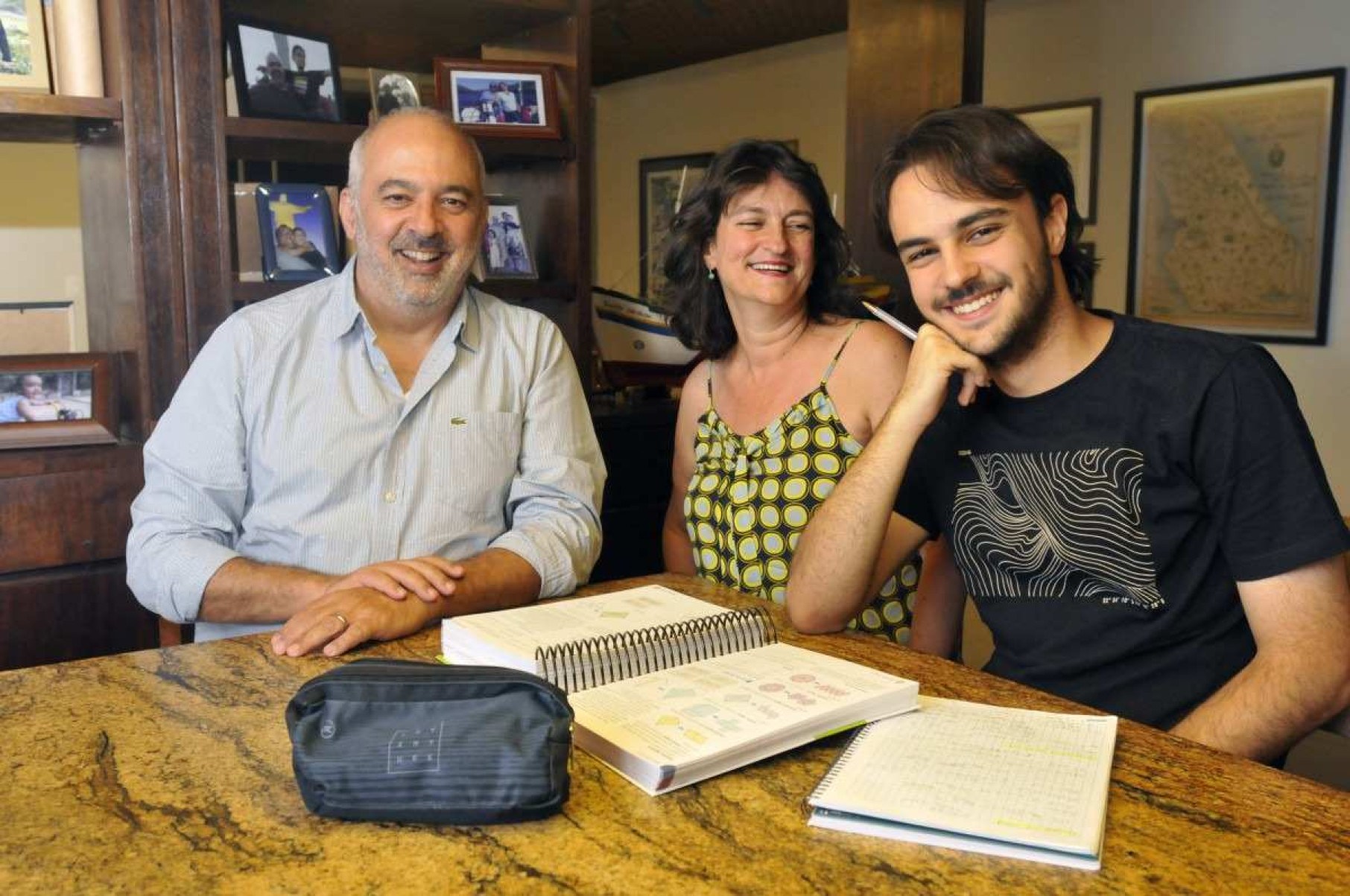  O estudante Felipe Francischetti Issa com os pais, Lara Francischetti e Bernardo Issa: evolução geracional