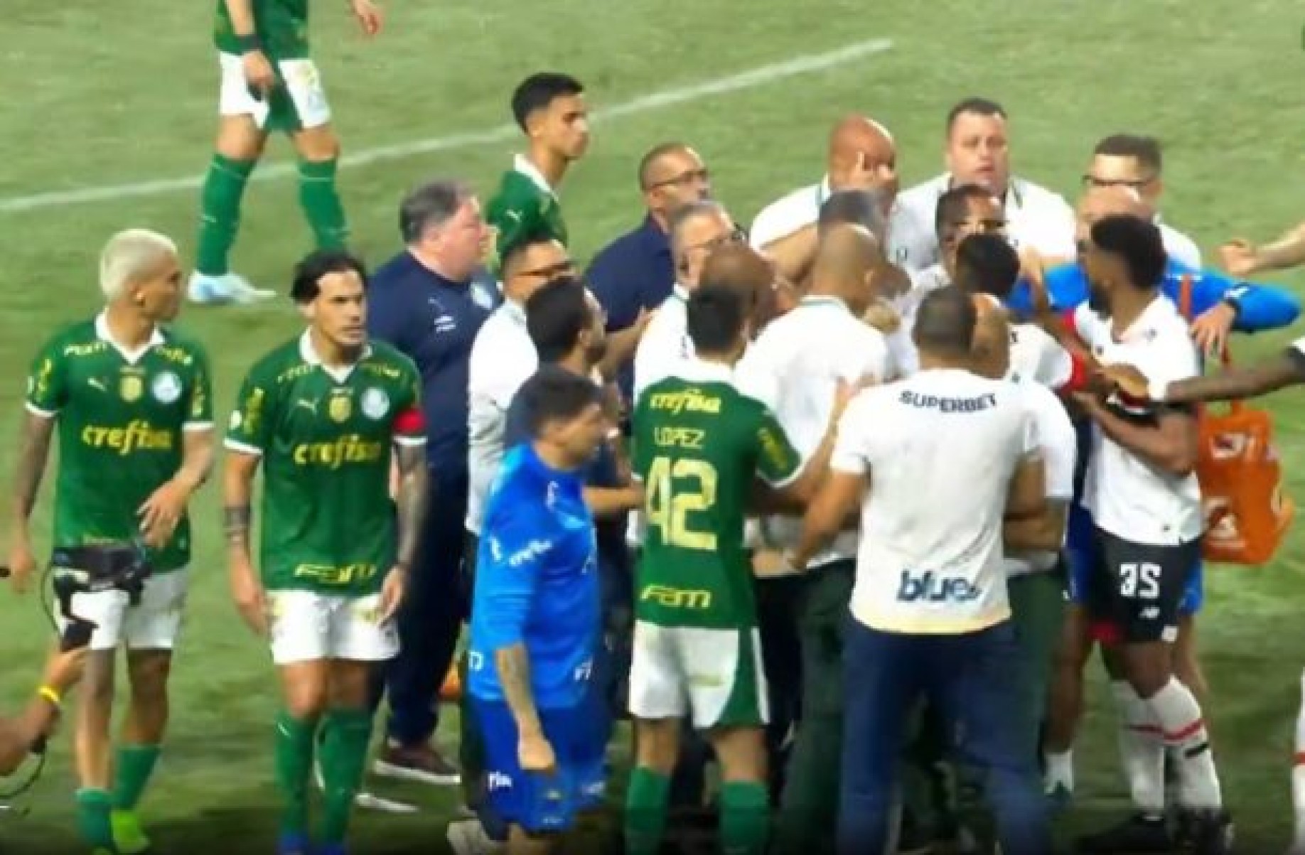 Jogadores de Palmeiras e São Paulo são punidos pelo STJD por briga no clássico