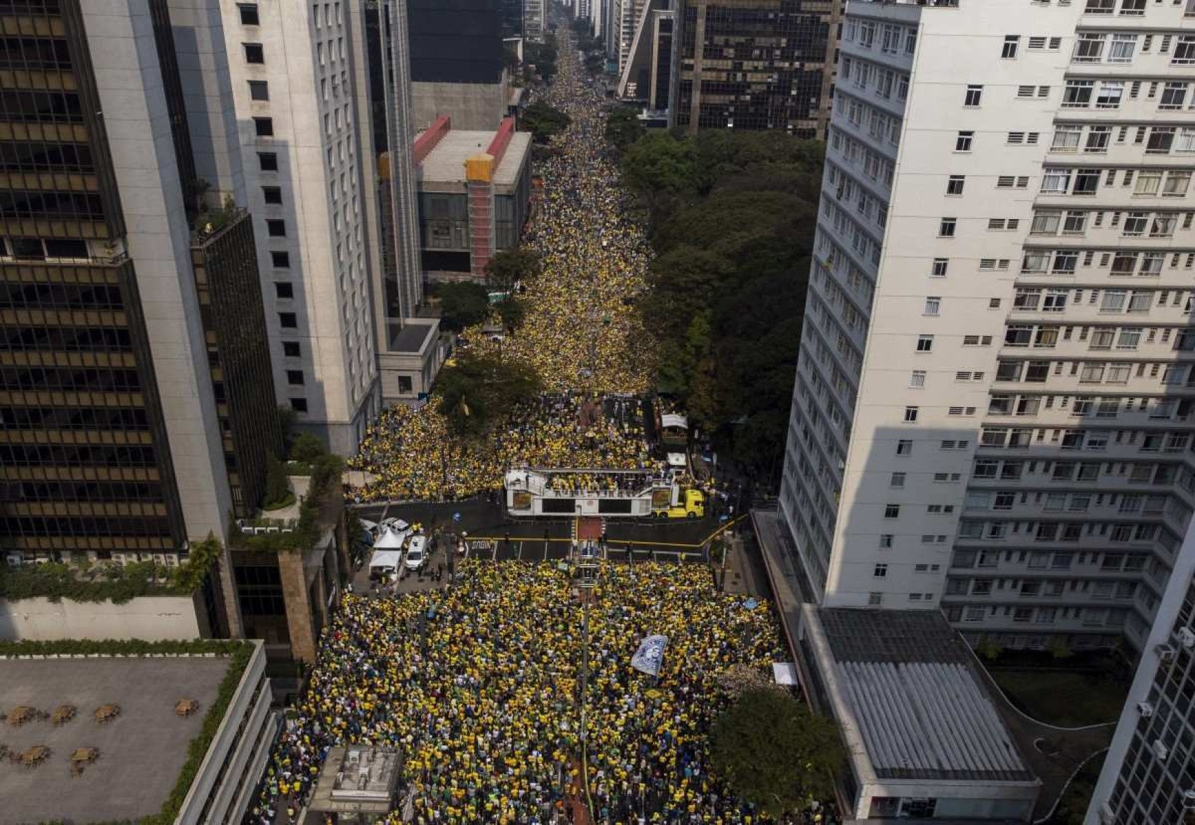     Vista aérea de apoiadores do ex-presidente brasileiro Jair Bolsonaro (2019-2022) durante um comício do Dia da Independência em São Paulo, Brasil, em 7 de setembro de 2024. (Foto de Miguel SCHINCARIOL / AFP)       