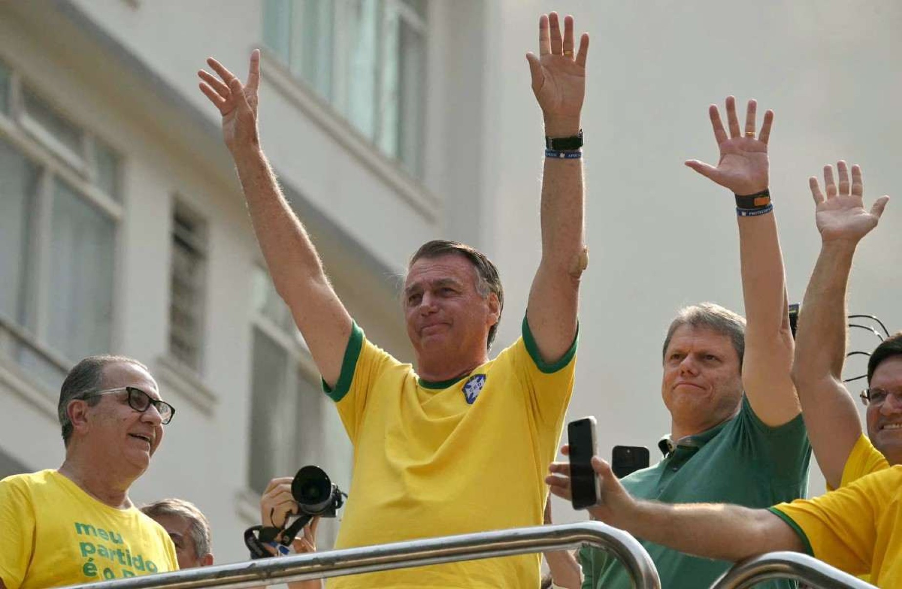     O ex-presidente brasileiro Jair Bolsonaro (C) cumprimenta apoiadores ao lado do governador de São Paulo Tarcísio de Freitas (R) durante um comício do Dia da Independência em São Paulo, Brasil, em 7 de setembro de 2024. (Foto de NELSON ALMEIDA / AFP)       