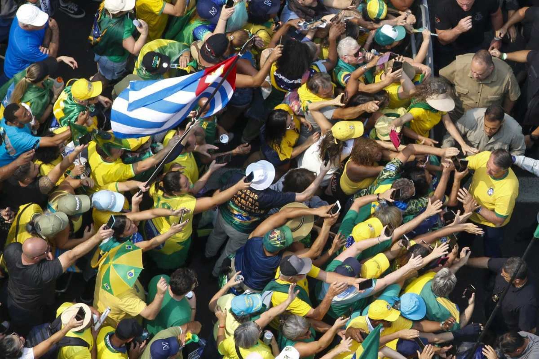     O ex-presidente brasileiro Jair Bolsonaro (R) cumprimenta apoiadores durante um comício do Dia da Independência em São Paulo, Brasil, em 7 de setembro de 2024. (Foto de Miguel SCHINCARIOL / AFP)       