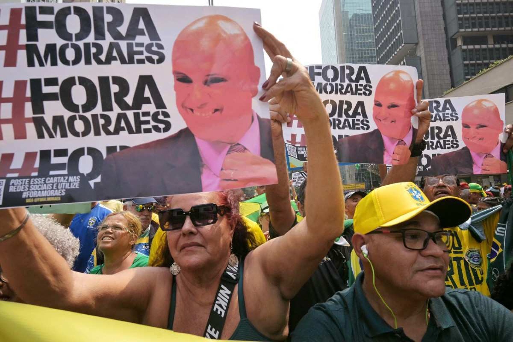     Apoiadores do ex-presidente brasileiro Jair Bolsonaro (2019-2022) seguram cartazes contra o juiz do Supremo Tribunal Federal Alexandre de Moraes, durante um comício do Dia da Independência em São Paulo, Brasil, em 7 de setembro de 2024. (Foto de NELSON ALMEIDA / AFP)       