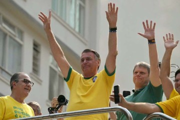 O discurso do ex-presidente começou por volta das 16h, quase duas horas depois do início das manifestações -  (crédito: NELSON ALMEIDA / AFP)