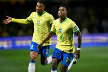  Brazil's forward Rodrygo (R) celebrates with teammate defender Danilo after scoring during the 2026 FIFA World Cup South American qualifiers football match between Brazil and Ecuador, at the Major Ant..nio Couto Pereira stadium in Curitiba, Brazil, on September 6, 2024. (Photo by Mauro PIMENTEL / AFP) (Photo by MAURO PIMENTEL/AFP via Getty Images)
     -  (crédito:  AFP via Getty Images)