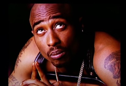 O rapper e ator americano Tupac Shakur, que teve uma vida conturbada, morreu em 1996, aos 25 anos. Foi na  noite de 7 de setembro daquele ano que Tupac, ao parar num sinal, foi atingido por 4 tiros num carro em Las Vegas.  -  (crédito: reprodução YouTube )