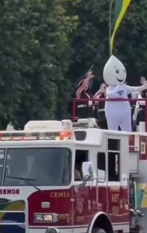 A imunização infantil e os serviços públicos de saúde foram um dos temas do desfile -  (crédito: YouTube/Correio)