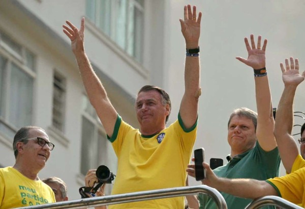 O discurso do ex-presidente começou por volta das 16h, quase duas horas depois do início das manifestações -  (crédito: NELSON ALMEIDA / AFP)