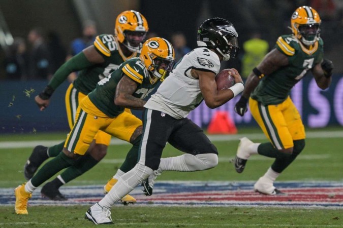 Jalen Hurts e o Philadelphia Eagles levaram a melhor no primeiro jogo da NFL no Brasil -  (crédito: AFP)