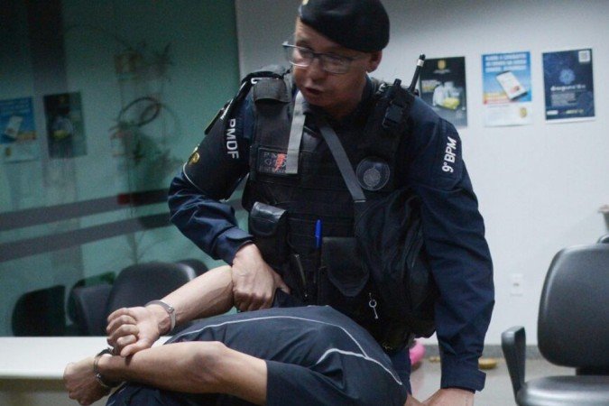  06/09/2024 Credito: Ed Alves/CB/DA.Press. Delegado aposentado do DF é assassinado em Vicente Pires. E o momento que o preso chaga na 38ªDP. 