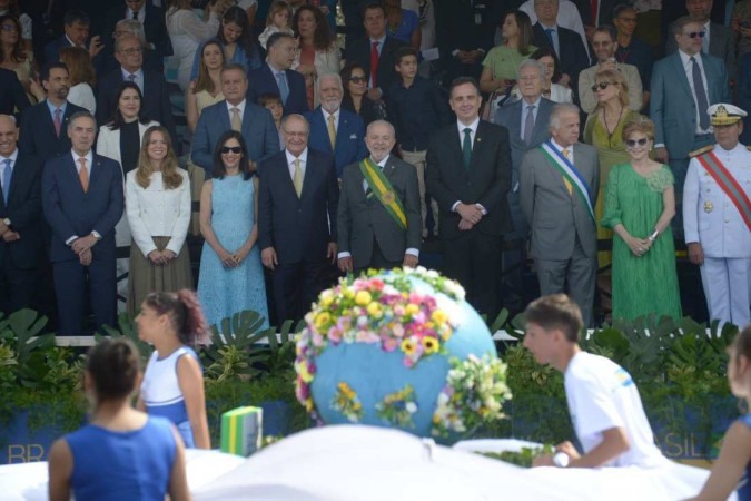 Autoridades do Executivo, Judiciário e Legislativo acompanharam o desfile na Esplanada ao lado do presidente Lula -  (crédito:  Ed Alves/CB/DA.Press)