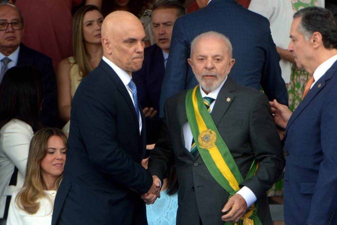 Moraes, Lula e Barroso no palanque presidencial na Esplanada -  (crédito:  Ed Alves/CB/DA.Press)