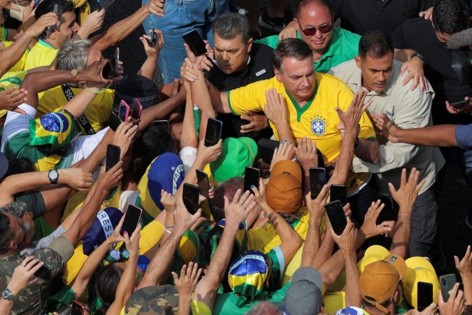 Pablo Marçal recebeu de Bolsonaro, em junho de 2024, uma medalha com a palavra 'imbrochável' -  (crédito: INSTAGRAM/@PABLOMARÇAL)