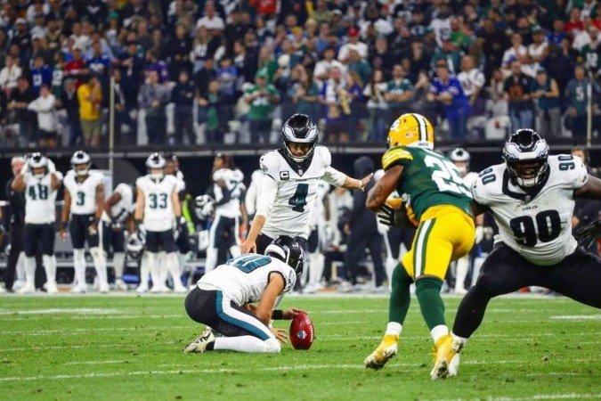 Camisa quatro comparou o estilo de chute da modalidade com o futebol