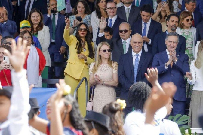 Ibaneis Rocha compareceu ao desfile com a primeira-dama do DF, Mayara Noronha