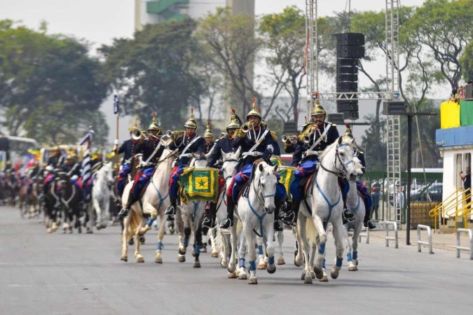 Cavalaria da polícia militar de São Paulo no sambódrome Anhembi, na apresentação do 7 de setembro  -  (crédito: Mônica Andrade/Governo do Estado de SP)