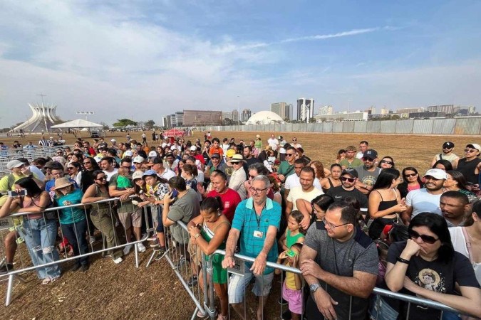 Brasilienses e visitantes enfrentaram filas que chegaram na altura do Museu da República e, durante 30 minutos, ficaram impossibilitados de entrar no evento devido à lotação do local -  (crédito: Cadu Ibarra/CB/D.A Press)