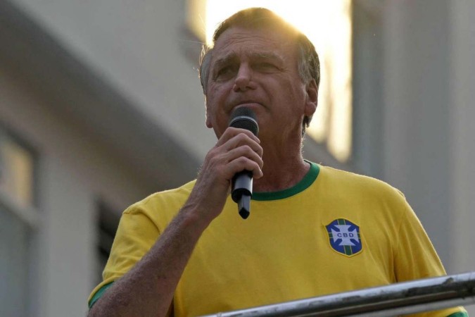  Former Brazilian President Jair Bolsonaro (C) greets supporters next to Sao Paulo Governor Tarcisio de Freitas (R) during an Independence day rally in Sao Paulo, Brazil on September 7, 2024.  -  (crédito:  NELSON ALMEIDA / AFP)