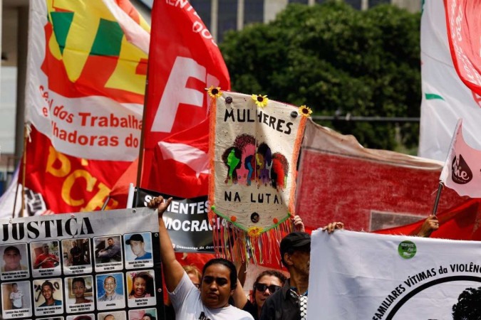 No Rio, uma manifestação atravessou as ruas do centro da cidade 