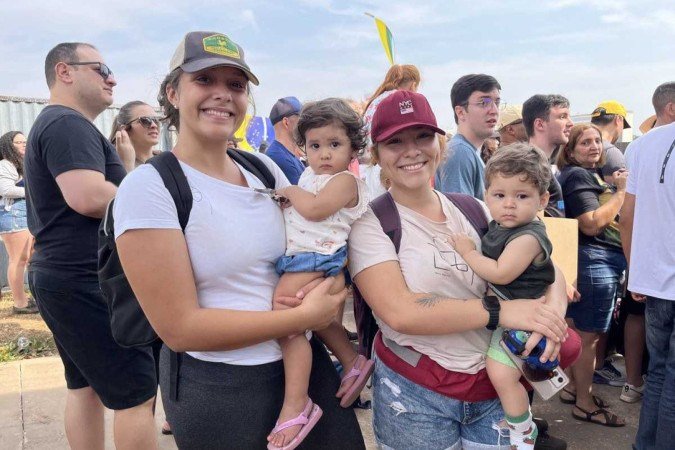 Manuela (E), de 1 ano, assistiu ao pai desfilando