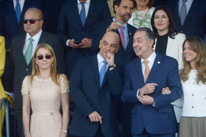 Os ministros Alexandre de Moraes e Barroso assistem ao desfile do 7 de Setembro -  (crédito: Ed Alves/CB/D.A Press)