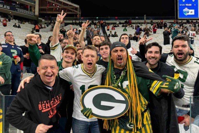 Torcedores do Green Bay Packer durante o jogo da NFL na Neo Química Arena, em São Paulo: evento reuniu 47.236 pessoas na capital paulista -  (crédito: Arthur Ribeiro/CB/DA Press)