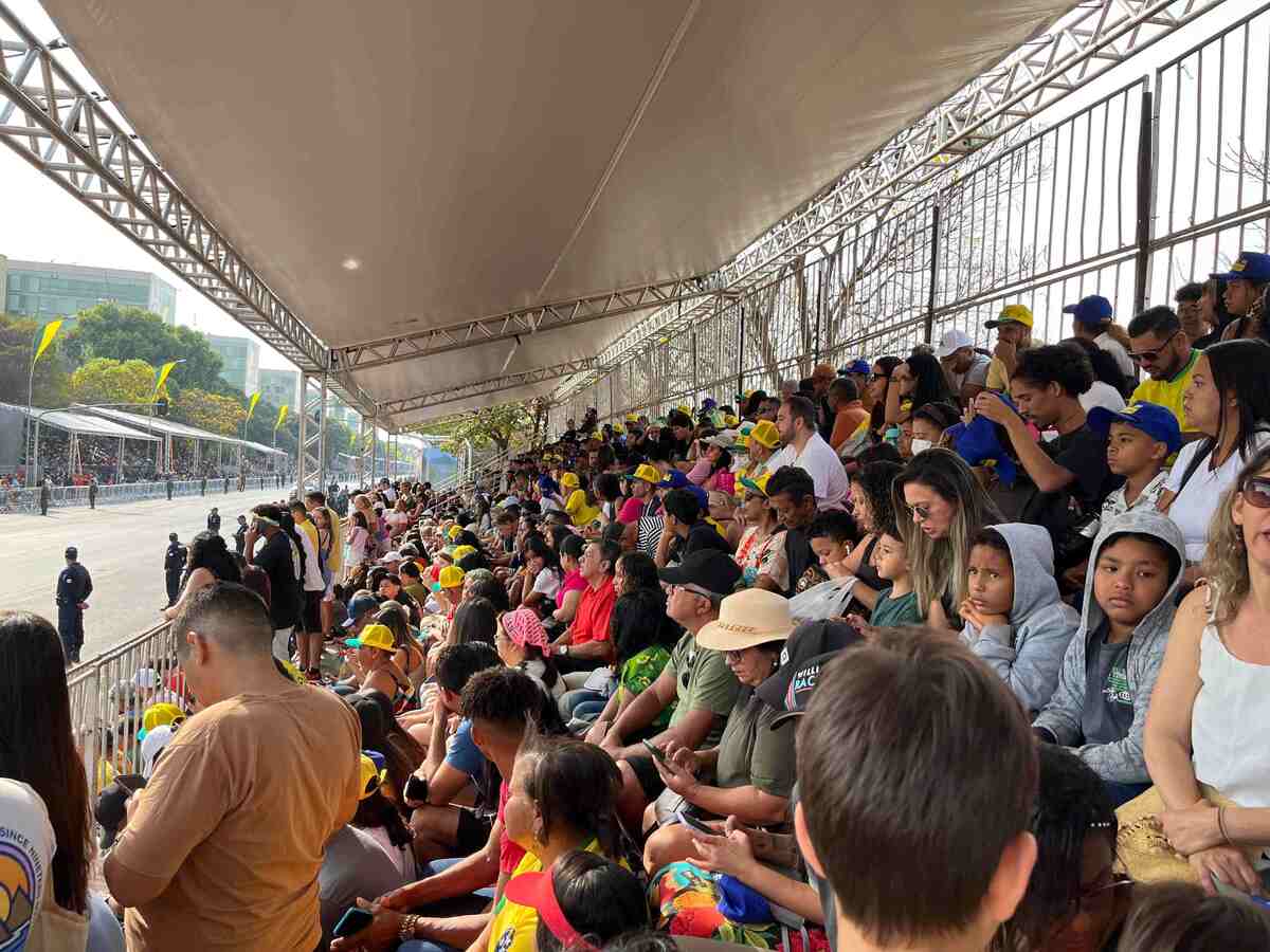 Público aguarda o início do desfile de 7 de setembro na Esplanada -  (crédito: Cadu Ibarra/CB/D.A Press)