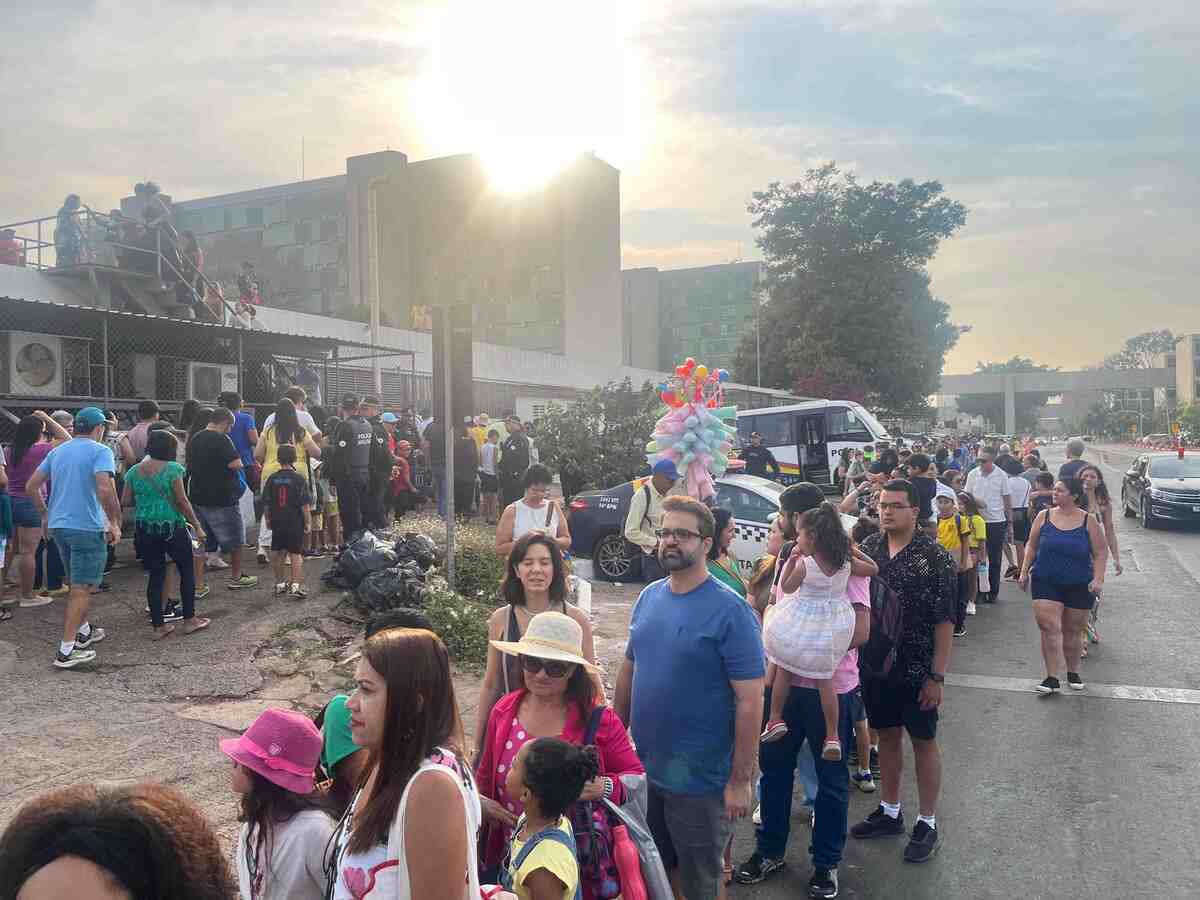 A recomendação é manter a hidratação e caprichar no protetor solar ao longo do dia. Na foto: pessoas começam a chegar para a cerimônia do 7 de setembro em Brasília -  (crédito: Cadu Ibarra/CB/D.A Press)