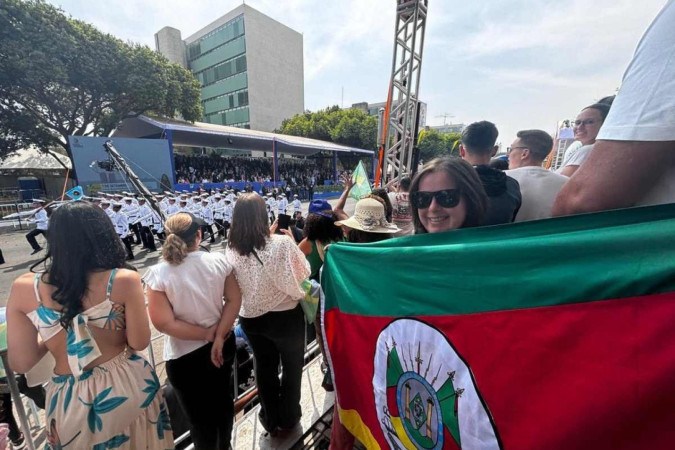 Uma popular levou a bandeira do Rio Grande do Sul para o desfile neste 7 de setembro -  (crédito: Henrique Lessa / C.B. / D.A. Press)