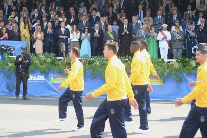 Programação contou com homenagens aos atletas olímpicos, como o medalhista Caio Bonfim (à frente)