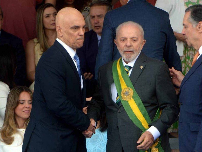 Moraes, Lula e Barroso no palanque presidencial na Esplanada -  (crédito:  Ed Alves/CB/DA.Press)