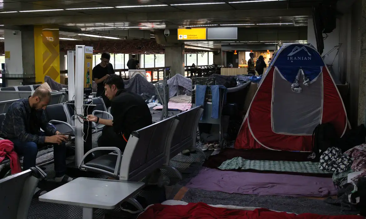 Liminar impede deportação de 70 imigrantes do aeroporto de Guarulhos -  (crédito: EBC)