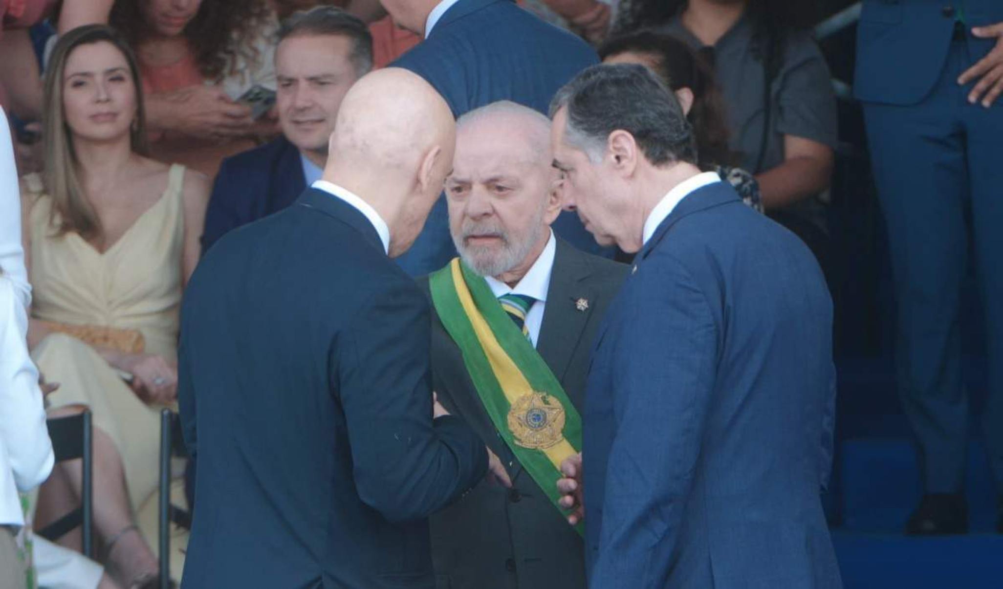 Lula conversa com ministros do STF Alexandre de Moraes e Lus Roberto Barroso