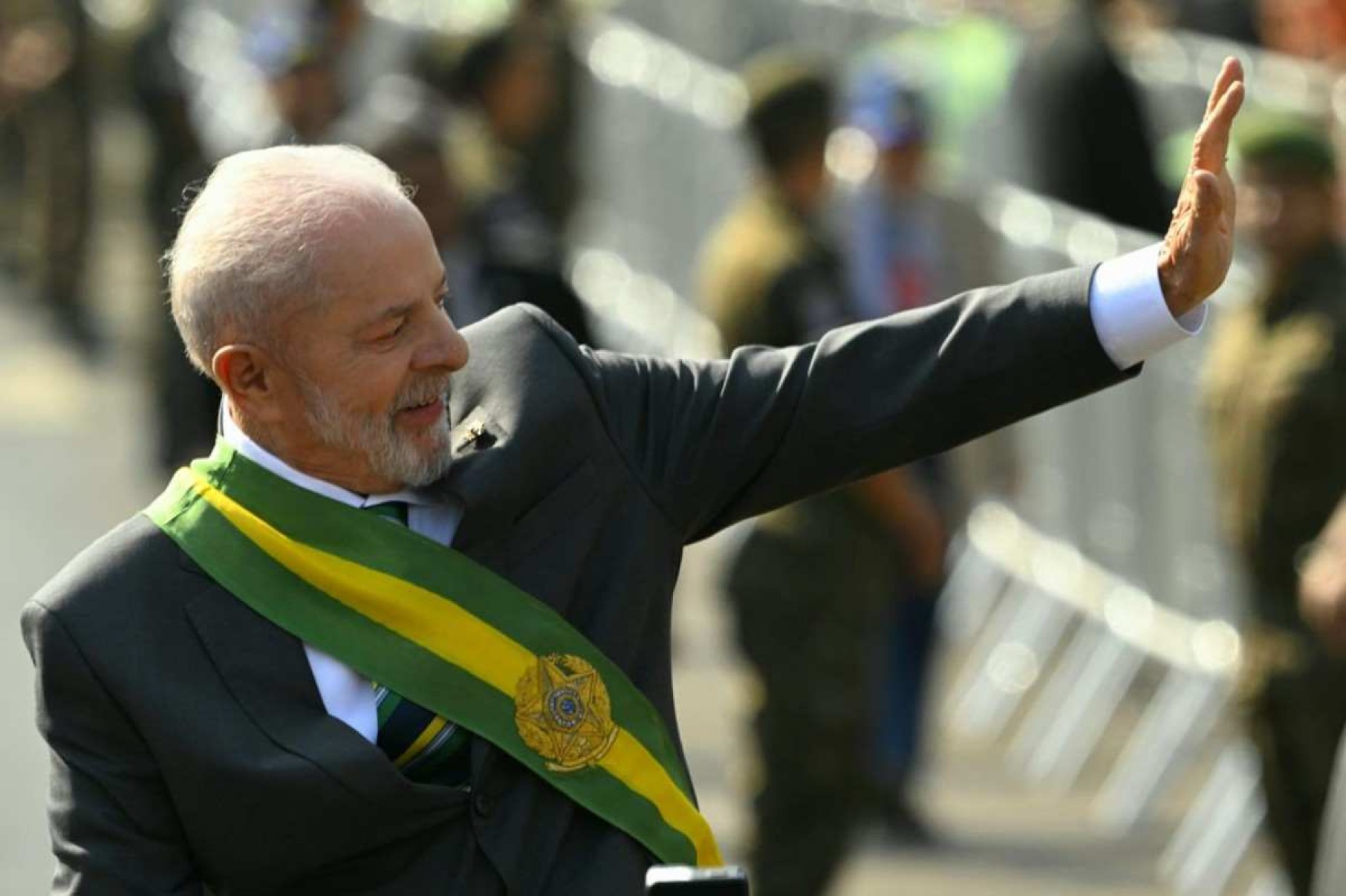 Lula sauda púlico no desfile do 7 de Setembro