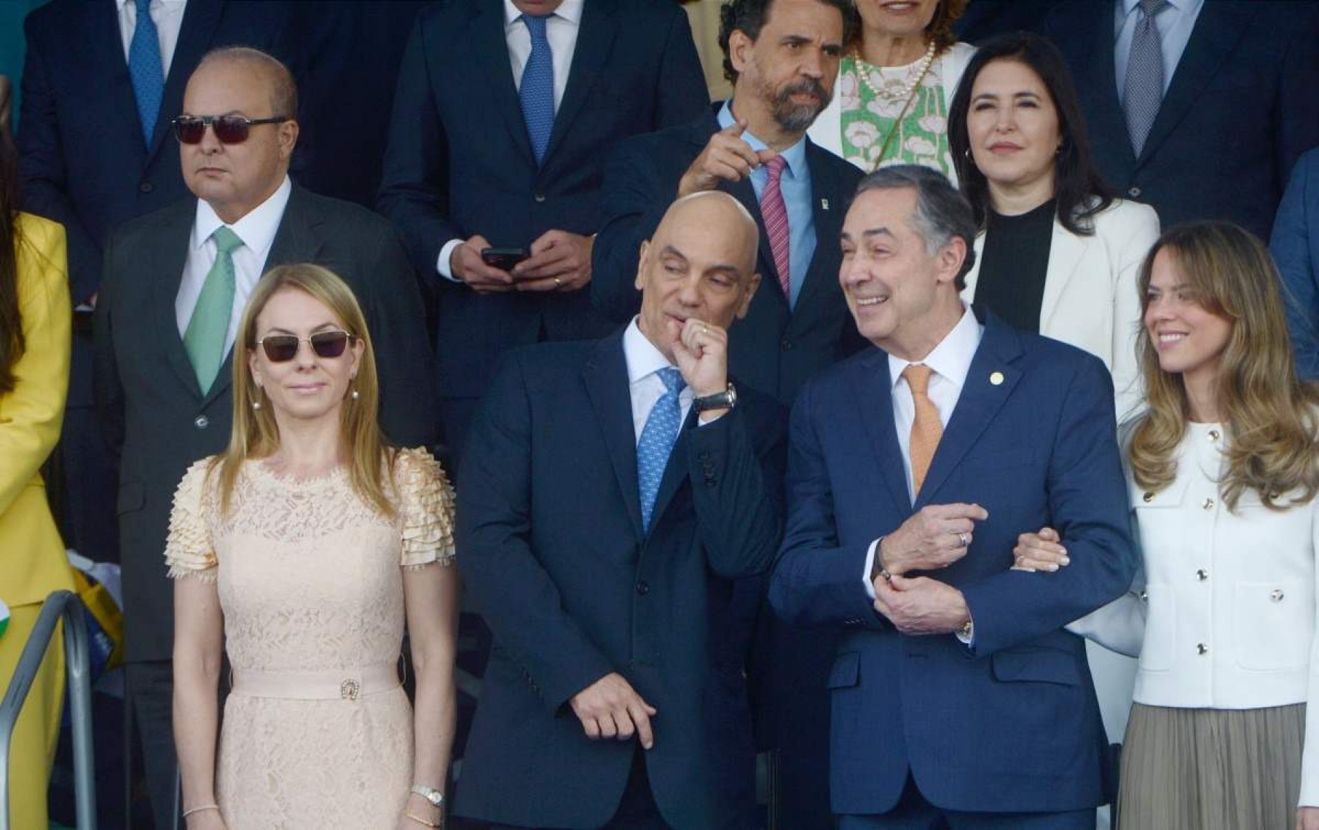 Os ministros Alexandre de Moraes e Barroso assistem ao desfile do 7 de Setembro -  (crédito: Ed Alves/CB/D.A Press)