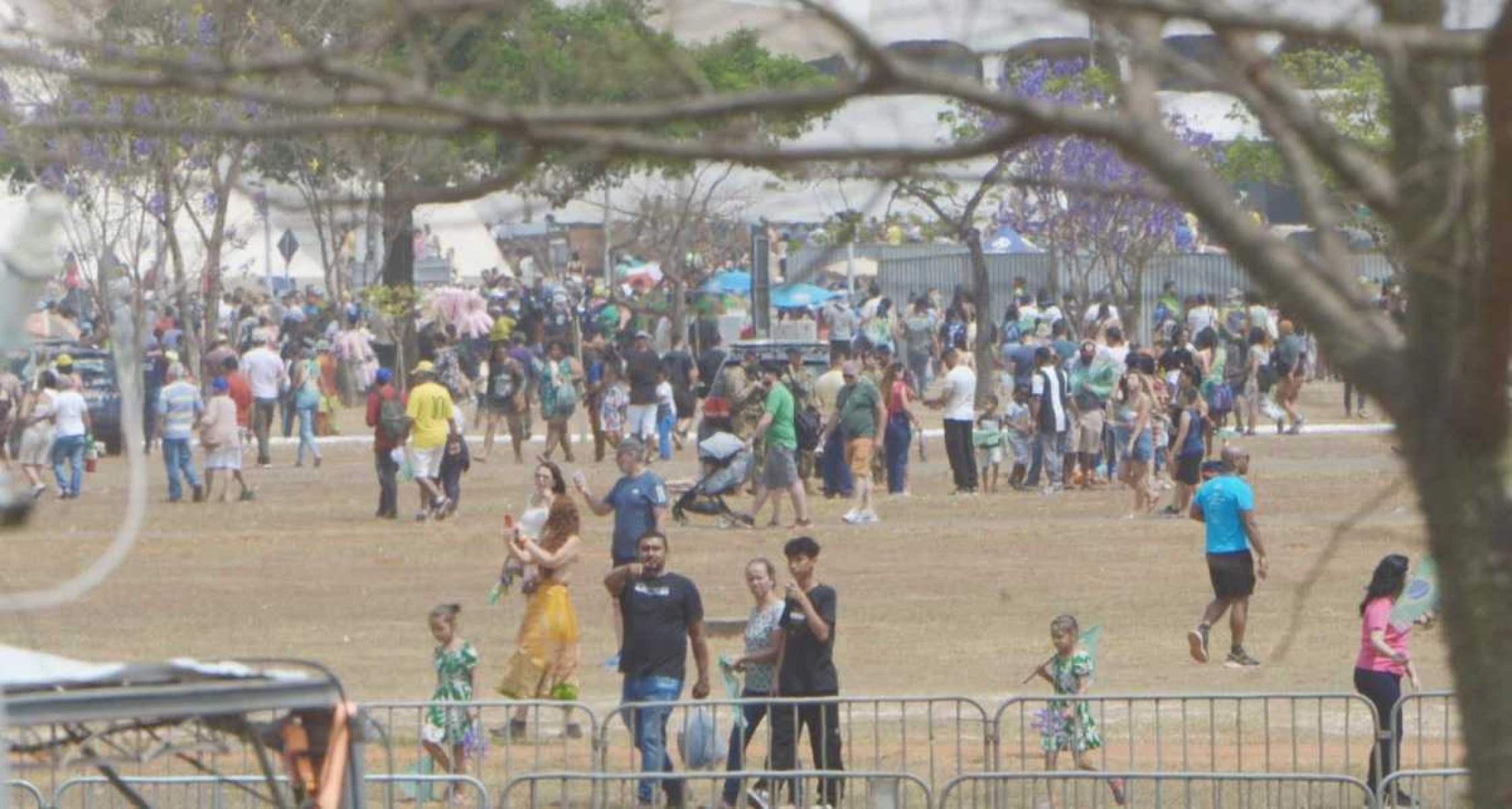 Público acompanha desfile cívico do 7 de Setembro