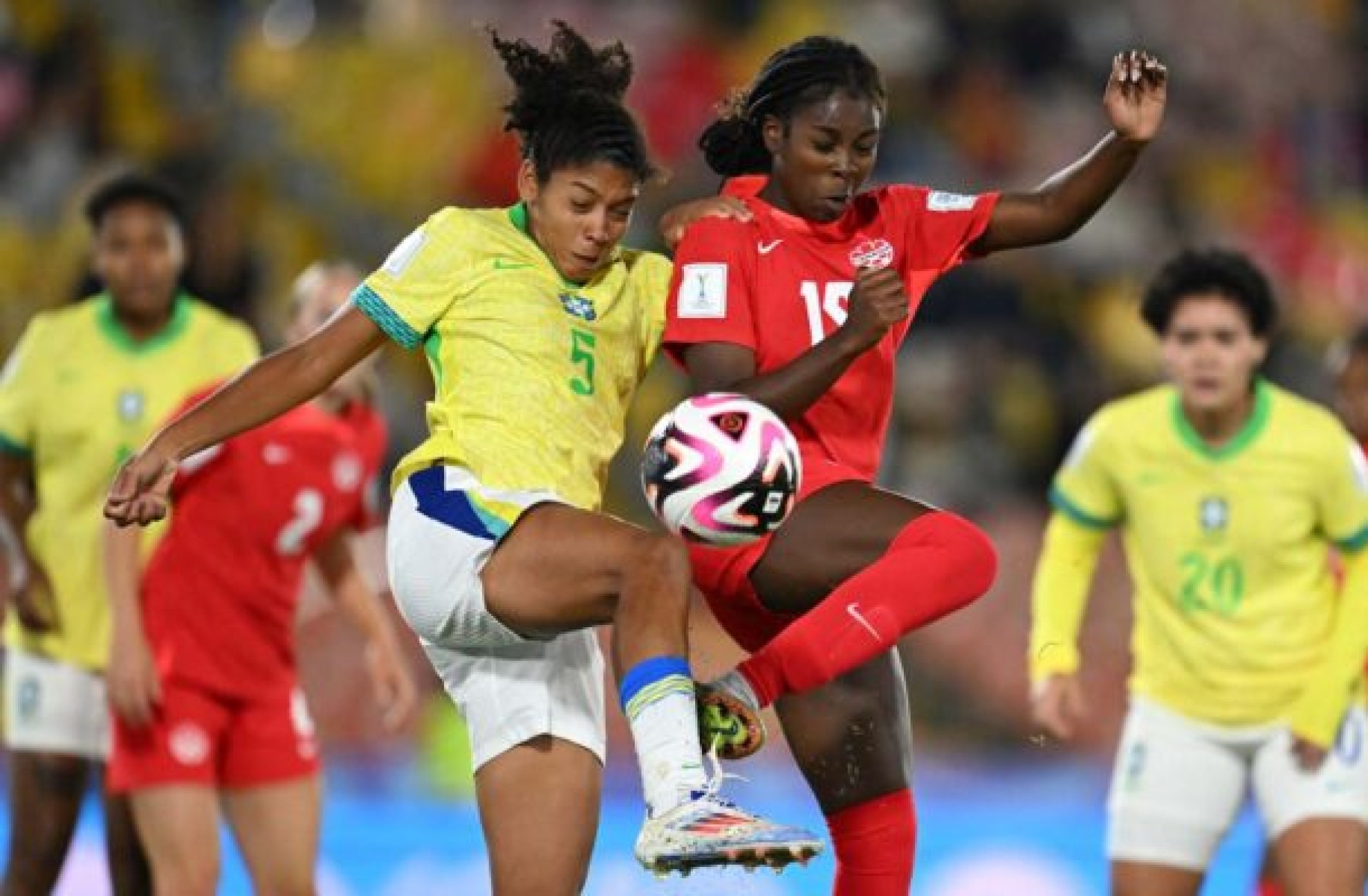  Brazil's defender Rebeca (L) and Canada's midfielder Anaya Johnson fight for the ball during the 2024 FIFA U-20 Women's World Cup match between Canada and Brazil at El Campin stadium in Bogota on September 6, 2024. (Photo by Raul ARBOLEDA / AFP) (Photo by RAUL ARBOLEDA/AFP via Getty Images)
     -  (crédito:  AFP via Getty Images)