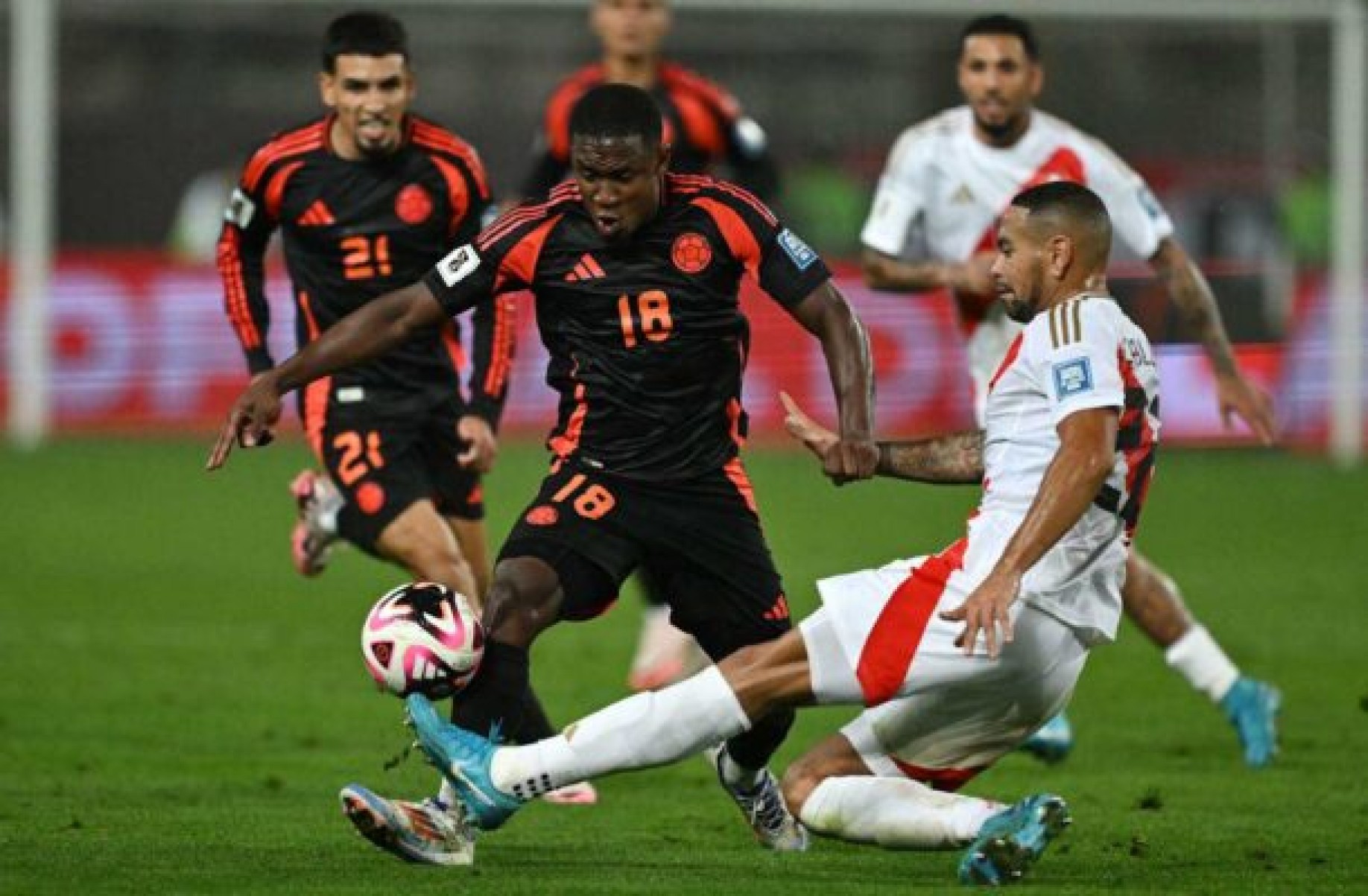  Colombia's forward Luis Sinisterra (L) and Peru's defender Alexander Callens fight for the ball during the 2026 FIFA World Cup South American qualifiers football match between Peru and Colombia, at the Monumental stadium in Lima, on September 6, 2024. (Photo by ERNESTO BENAVIDES / AFP) (Photo by ERNESTO BENAVIDES/AFP via Getty Images)
     -  (crédito:  AFP via Getty Images)