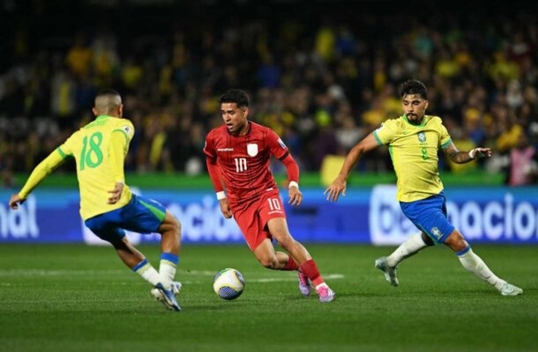  Ecuador's midfielder Kendry Paez (C), Brazil's midfielder Andre (L) and midfielder Lucas Paqueta fight for the ball during the 2026 FIFA World Cup South American qualifiers football match between Brazil and Ecuador, at the Major Ant..nio Couto Pereira stadium in Curitiba, Brazil, on September 6, 2024. (Photo by Mauro PIMENTEL / AFP) (Photo by MAURO PIMENTEL/AFP via Getty Images)
     -  (crédito:  AFP via Getty Images)