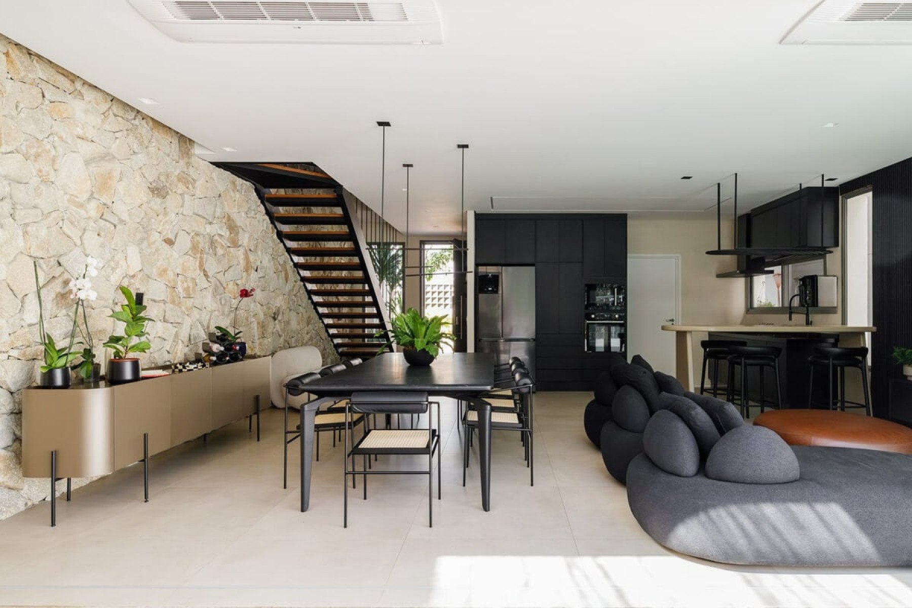 Decoração all black é uma tendência audaciosa e sofisticada que tem ganhado espaço no mundo do design de interiores (Imagens: Max Fahrer | Yannick Athia Arquitetura) -  (crédito: EdiCase)