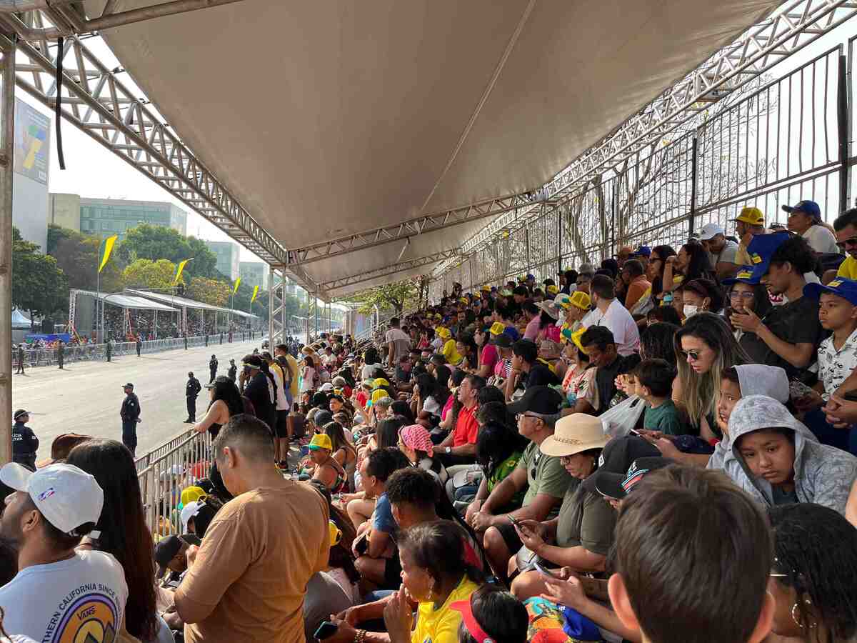 Público aguarda o início do desfile de 7 de setembro na Esplanada