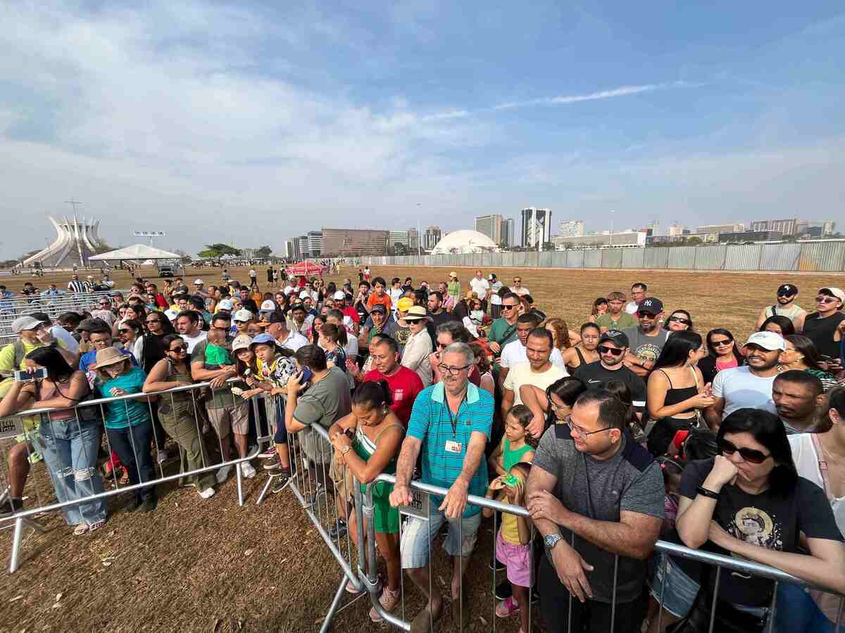 Pblico aguarda o incio do desfile de 7 de setembro na Esplanada