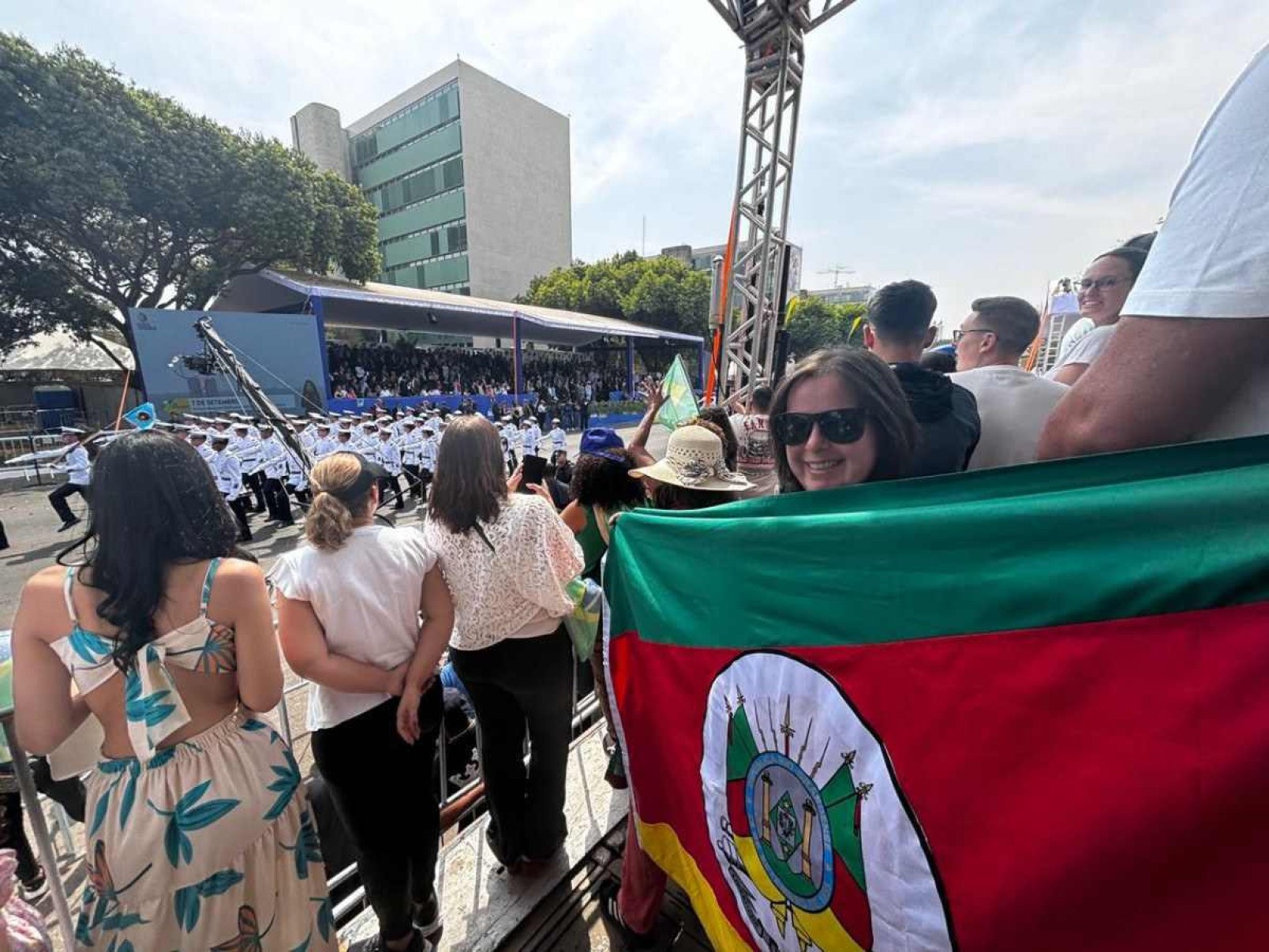 Uma popular levou a bandeira do Rio Grande do Sul para o desfile neste 7 de setembro