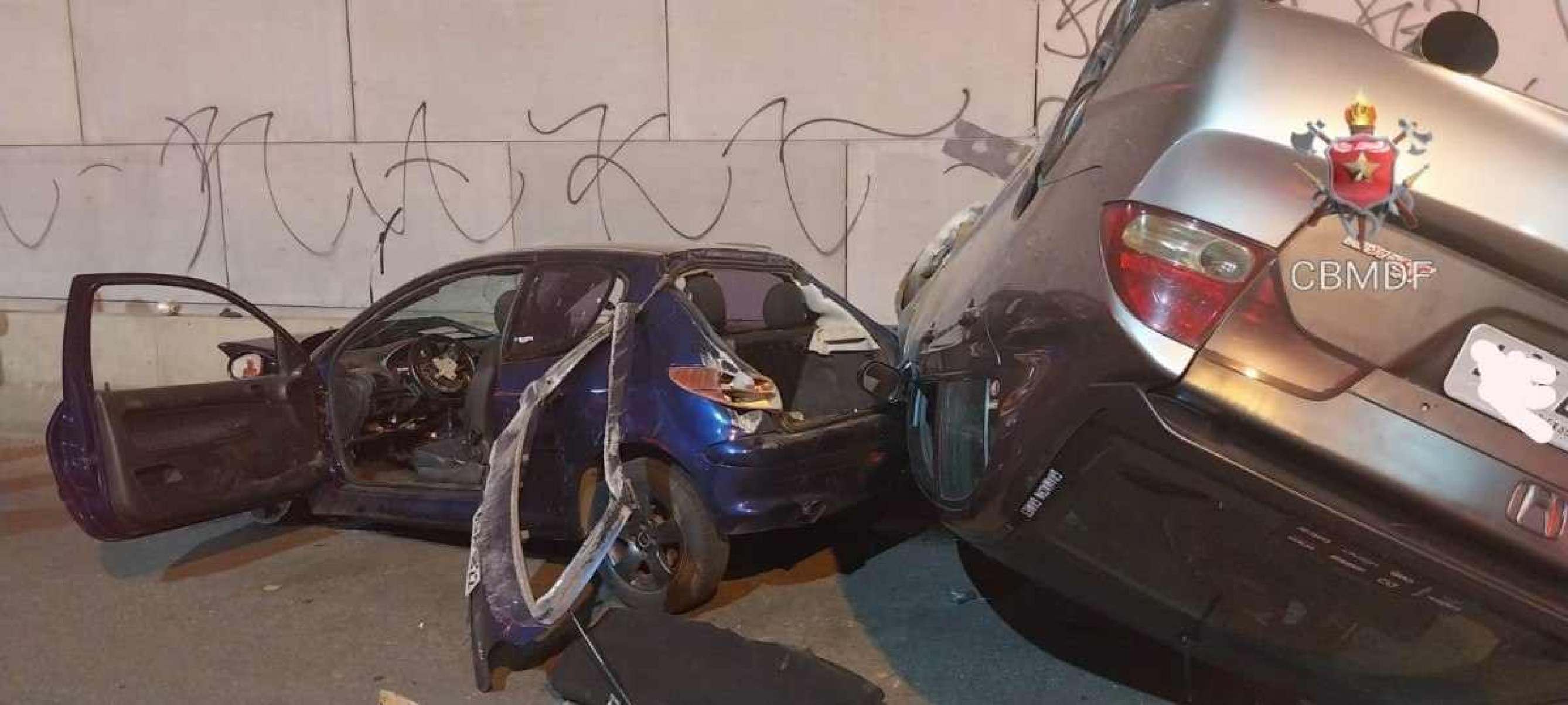 Acidente causa capotamento no viaduto do Aeroporto J