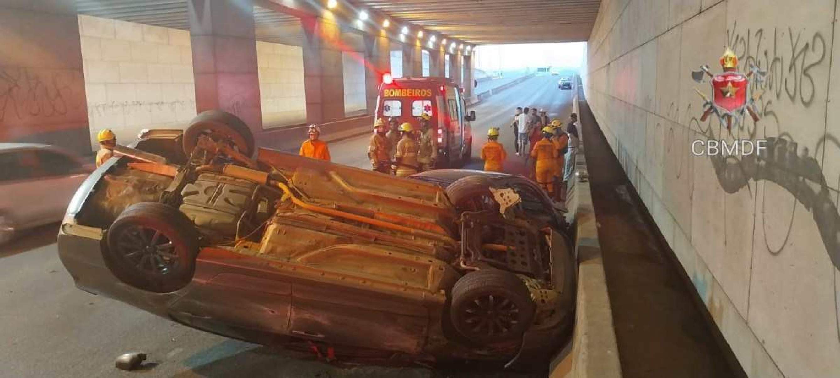 Acidente causa capotamento no viaduto do Aeroporto J