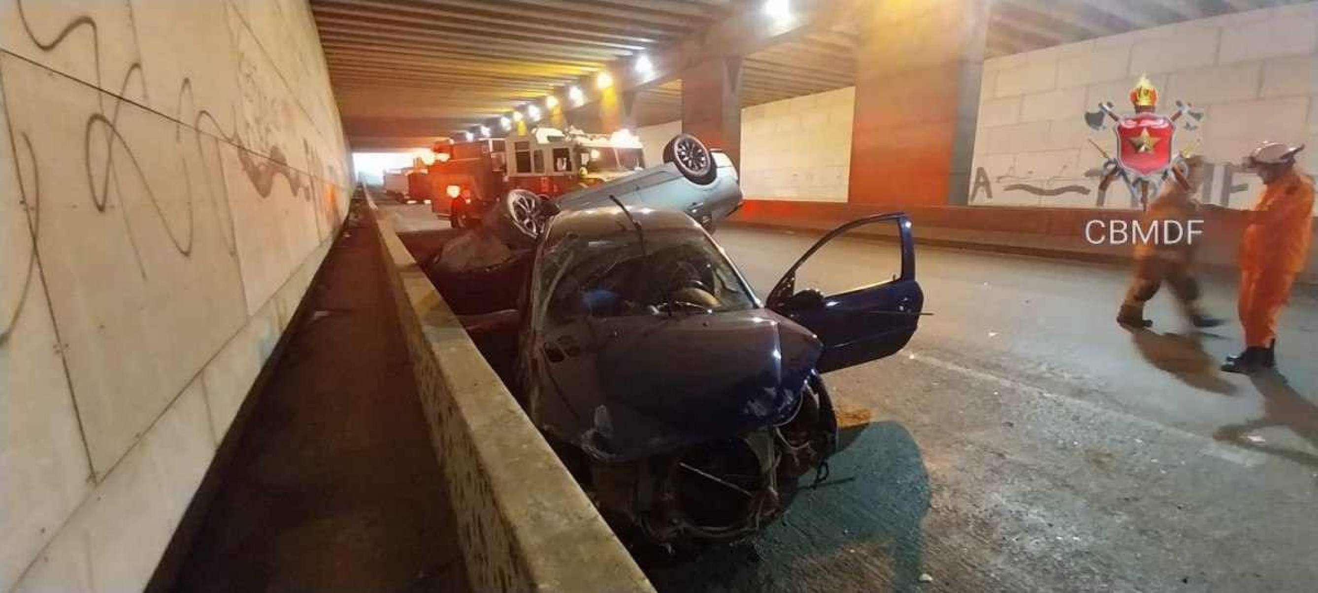 Acidente causa capotamento no viaduto do Aeroporto J