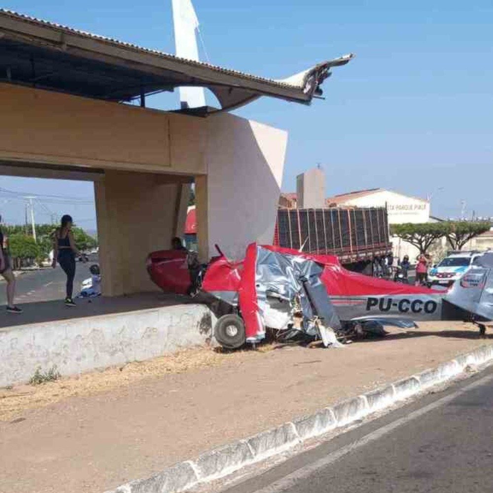 Avião cai sobre ponto de ônibus e deixa dois feridos, em Teresina