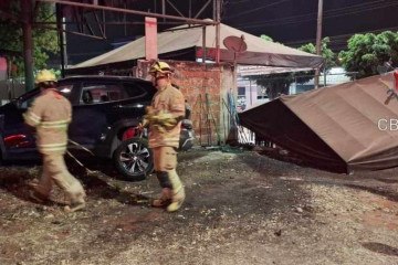 Uma motorista de 21 anos derruba quiosque e invade escola particular em Santa Maria -  (crédito: Divulgação CBMDF)