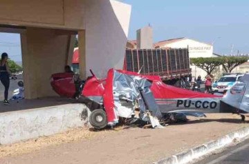 Avião cai na zona urbana de Teresina e deixa dois feridos  -  (crédito: Reprodução)