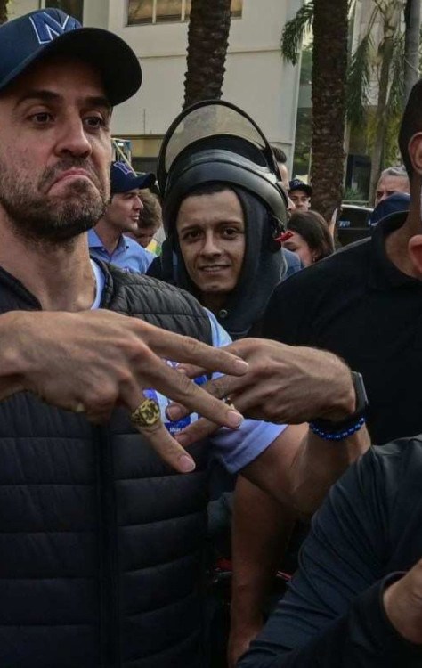 Marçal posa para foto com apoiador durante em São Paulo  -  (crédito: Nelson Almeida/AFP)