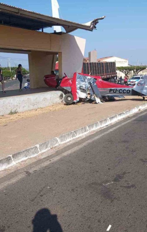 Avião cai na zona urbana de Teresina e deixa dois feridos  -  (crédito: Reprodução)